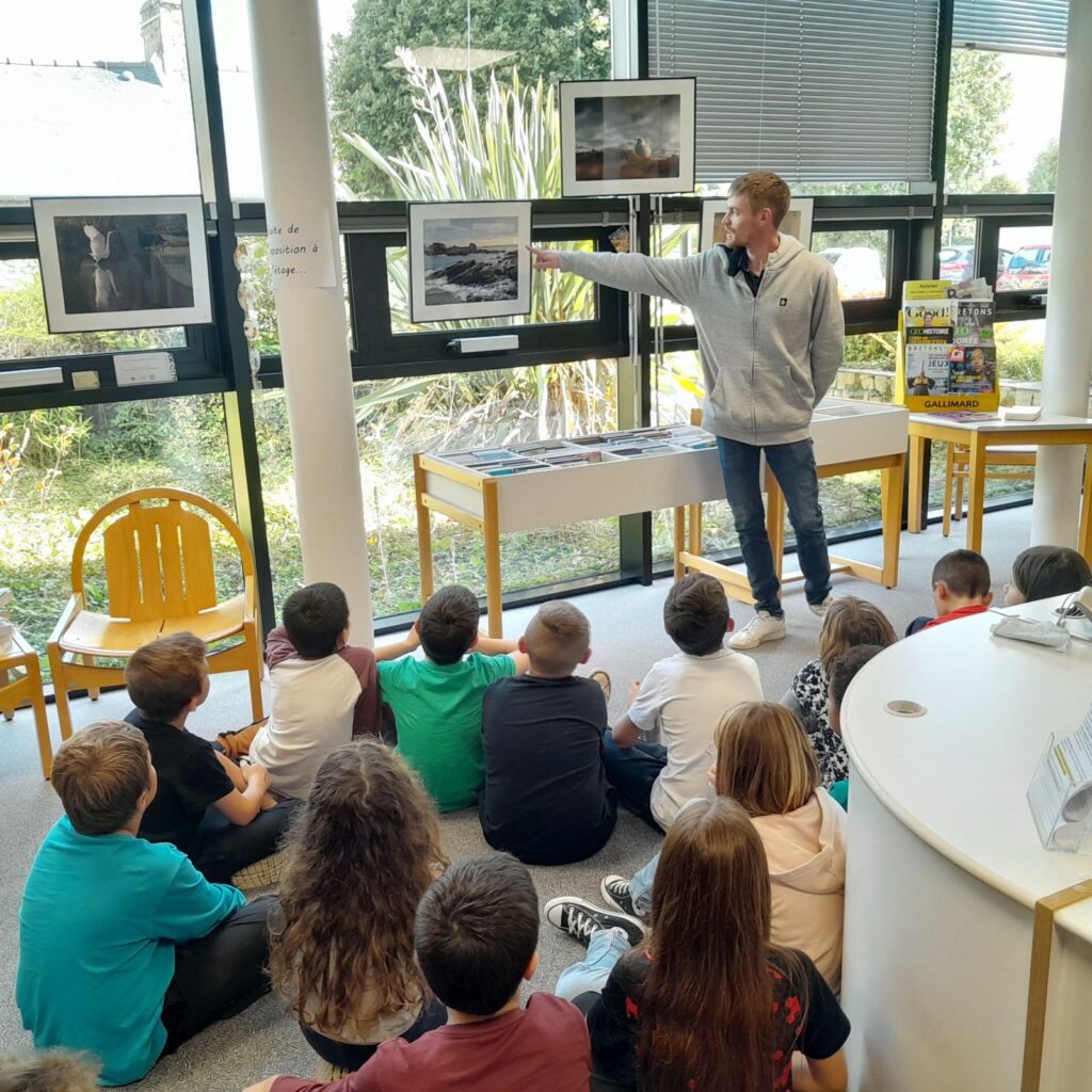 Présentation de l'exposition "De l'eau et des plumes" aux enfants des écoles primaires